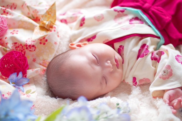 袴ロンパースを着て寝ている赤ちゃん