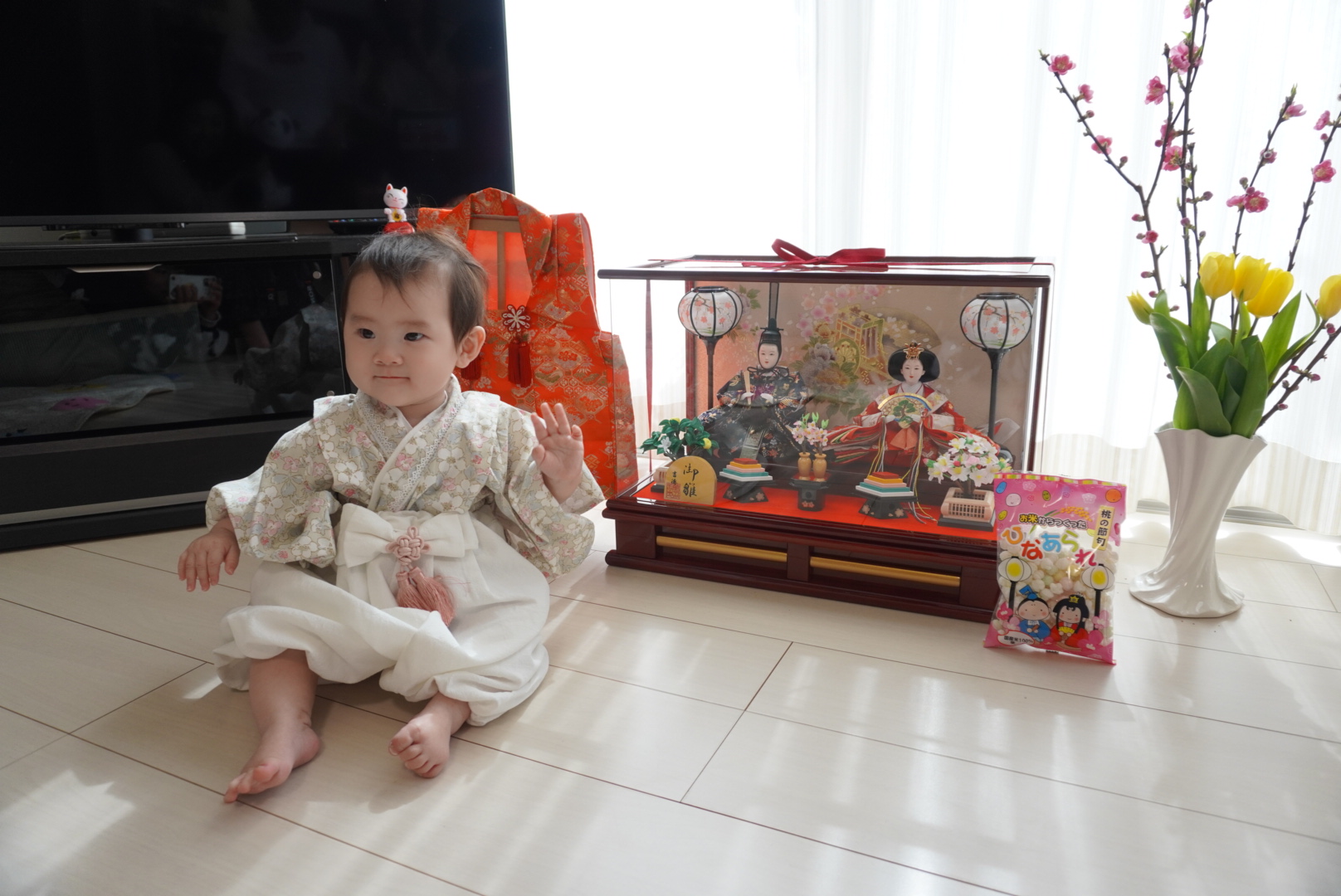 袴ロンパースを着た赤ちゃん