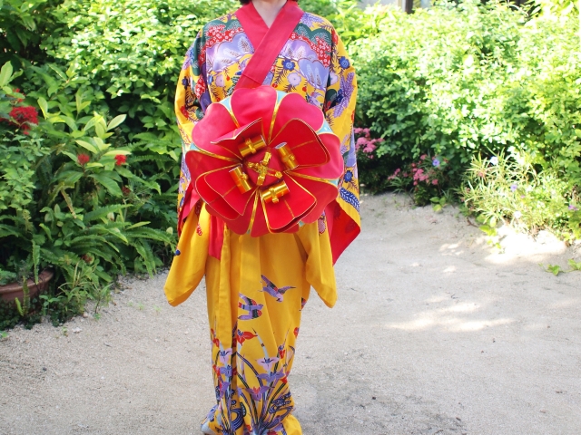 沖縄の着物を着た女性画像