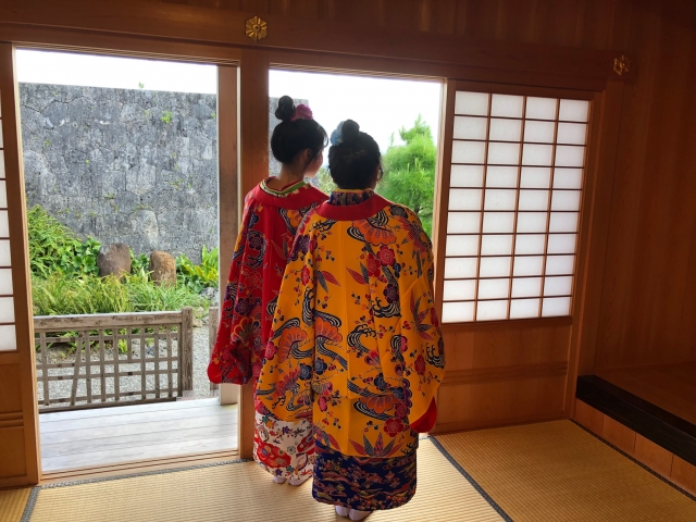 沖縄の着物を着た女性画像
