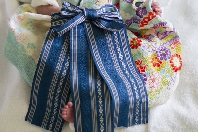 袴ロンパースを着た赤ちゃんの画像