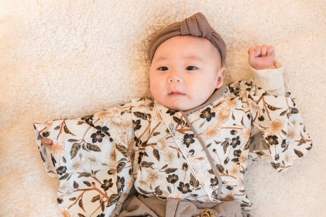 袴ロンパースを着ている赤ちゃんの画像