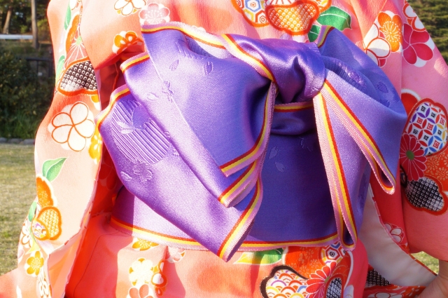女の子の着物姿・紫の帯の写真