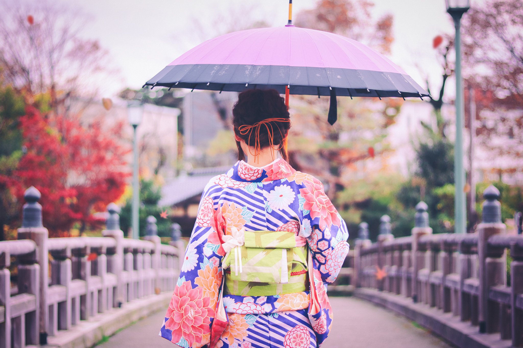 日傘をさした着物女性