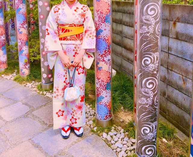 京都観光をする女性