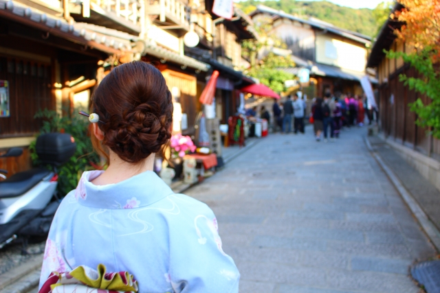 京都の町並みと着物女性の後ろ姿