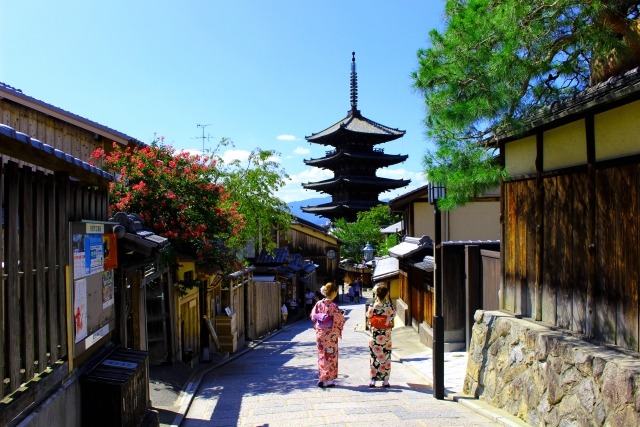 京都を訪れる着物女性