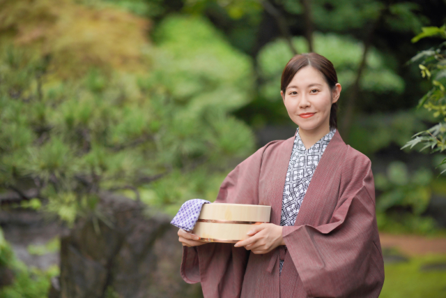 温泉に来た浴衣女性